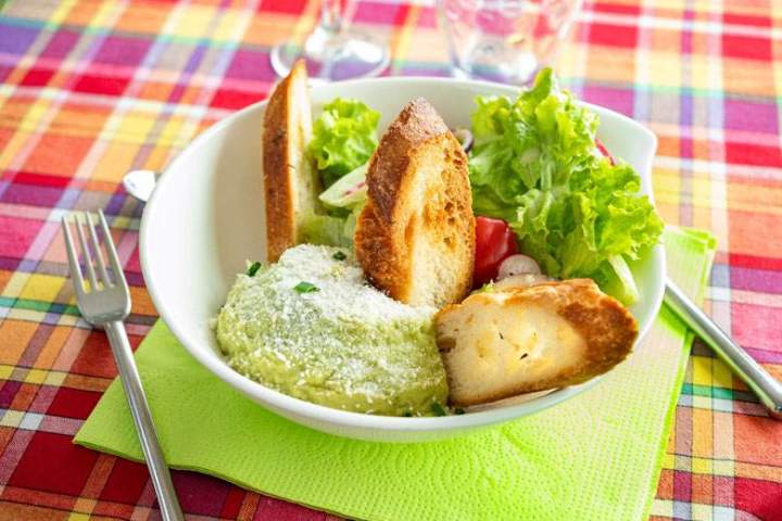 Service traiteur pour soirée privée sur péniche à Conflans Sainte Honorine